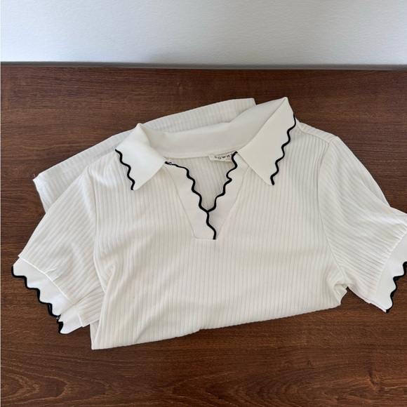DownEast Tops - Ribbed squiggly collared top with black trim
